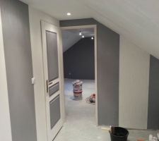 Couloir/palier, pierre de parement au mur et let de papier peint