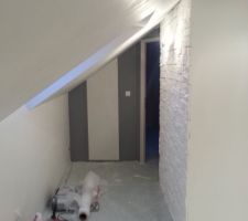 Couloir/palier, pierre de parement au mur et let de papier peint