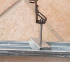 Système de fixation du plafond en placo