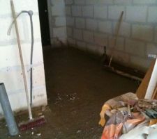 Au bout de 12 mpos de travaux !!! et un clos enfin couvert et fermé !!! on en arrive a obtenir de l'eau a l'interieur, probleme d'infilatrations qui ne sera que resolue par la réalisation d'un dallage périphérique en TS qui sera une catastrophe car coulé par - 7° !!!!!
a notre l'evacuation de notre vidoir du garage situé a 0.60 m du mur  !!!!
