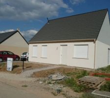 Mise en place d'une petite allée pour ne pas avoir les pieds dans la boue.