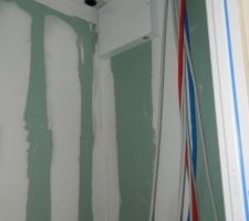 Le cellier avec l'installation de plomberie