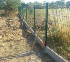 Clôture à l'arrière du terrain, faite par le lotisseur
