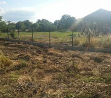 Clôture à l'arrière du terrain, faite par le lotisseur