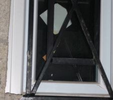 Grille de d&eacute;fense mont&eacute;e de travers et surtout &agrave; l'envers.