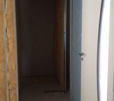 En face petit passage et vestiaire au fond et toilettes à droite