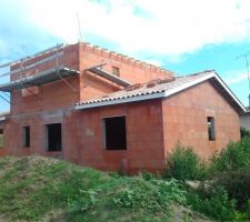 Charpente et tuiles de l'extérieur côté arrière de la maison terminé