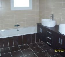 Salle de bain avec double vasque