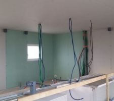 Plafond et habillage des murs de l'étage: vue salle de bain des enfants