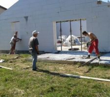 Finition de la terrasse pendant ce temps les appuis de fen&ecirc;tres prennent forme