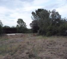 Emplacement de la maison : le terrain  est de 1200 m2 dont uniquement 800 m2 sont exploitable le reste n'&eacute;tant que les acc&egrave;s en raison du d&eacute;nivel&eacute; et de la configuration. Ce dernier se trouve juste &agrave; cot&eacute; de mon actuelle habitation