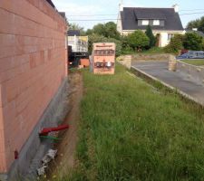 L'endroit de mon futur garage qui sera accol&eacute; au mur qui est mitoyen