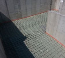 Mise en place des ferrailles pour la dalle de la cave