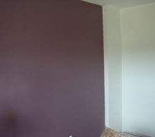 Chambre de la Mini-de-5-ans : 3 murs blancs, un mur violet aubergine n° 3