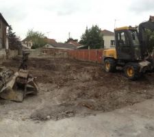 Voila tout est nettoy&eacute;, le terrain debarass&eacute; de toutes les racines d arbres et autres cailloux, gravas, ordures d&eacute;tritus.....