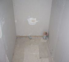 Cloisons trou&eacute;es de partout et rebouch&eacute;es &agrave; la hate.