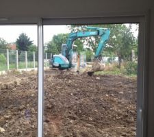 Grue en action pour décaissement terrain.