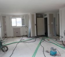 Voila la reprise des travaux avec l'électricité s'éparpillant partout dans la maison !!