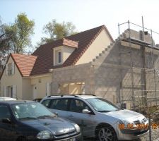 Une vue d ensemble avec garage et &eacute;chafaudage merci voisin