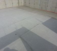 Dalle côté garage. Talochage baclé et fissure de retrait apparente.