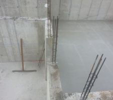 A gauche dalle maison, propre. A droite, dalle garage. Talochage bâclé et fissure de retrait apparente.