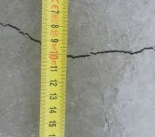 Fissure de retrait apparente.