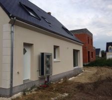 Le gros module extérieur fixé à la façade arrière