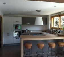 La hotte de la cuisine est pos&eacute;e