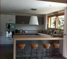 La hotte de la cuisine est posée