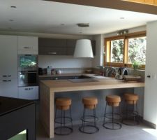 La hotte de la cuisine est pos&eacute;e