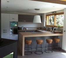 La hotte de la cuisine est posée