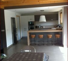 La hotte de la cuisine est pos&eacute;e