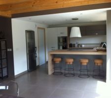 La hotte de la cuisine est posée