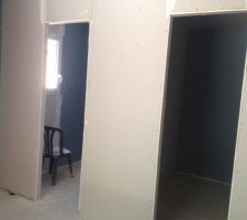 Chambre parents : à gauche salle d'eau et à droite dressing