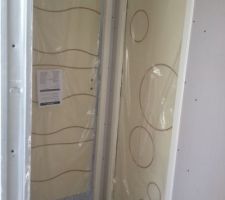 à gauche chambre enfant, et porte bulle salle de bain