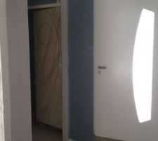 Entrée et toilettes à gauche