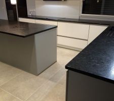 Vue cuisine depuis cellier