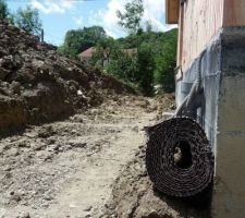 Terrassement pour le drainage à 2 mètres de la maison
