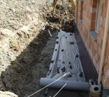 Géotextile et drainage à 2 mètres de la maison