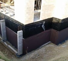 Platon fixé avec des chevilles plastique spéciales pour isolant