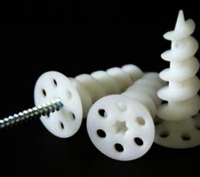 Chevilles pour façade isolante. Egalement pratique pour fixer le platon.