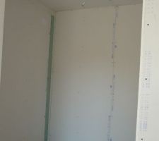 Vue partielle du dressing
