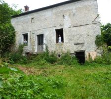 On decouvre un bien ou la nature à bien repris le dessus et on decouvre aussi les conneries du proprio (brulée tout et n'importe quoi.