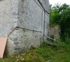 On se met au travail direct avec l'aide de la famille pour debrousailler, et ca fait plaisir malgré la pluie la motivation est là.