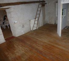 Vide c'est encore mieux mais ce plancher devra etre refaire.