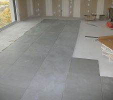 Pose du carrelage 60x60 en cours
