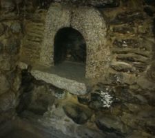 Chemin&eacute;e nettoy&eacute;e avec la cavit&eacute; d&eacute;couverte