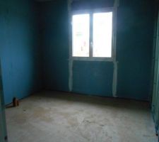 Chambre 2 (sur le c&ocirc;t&eacute; gauche il y a un placard dans le renfoncement)