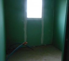 Salle da bain (sur le c&ocirc;t&eacute; droit il y a un placard dans le renfoncement)