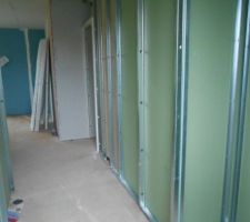 L'entr&eacute;e (avec sur la droite un placard dans le renfoncement qu'on ne voit pas)